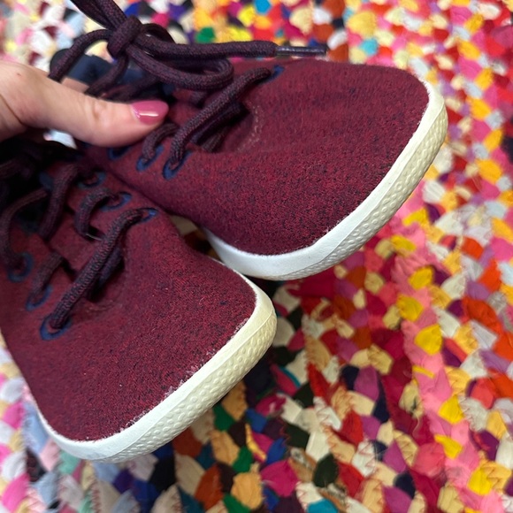 Women’s Allbirds Burgundy Sneakers Size 5 Navy Trim - Picture 4 of 7